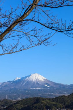 Kış mevsiminde mavi gökyüzü ile ışıldayan güzel dağ. Tottori Japonya