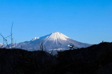 Kış mevsiminde mavi gökyüzü ile ışıldayan güzel dağ. Tottori Japonya
