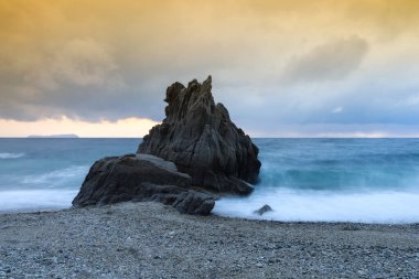 Büyük bir denizi ve büyük bir dalgası olan kayalık bir sahilin güzel bir görüntüsü. Kagawa, Japonya.