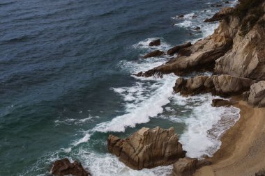 Büyük bir denizi ve büyük bir dalgası olan kayalık bir sahilin güzel bir görüntüsü. Kagawa, Japonya.