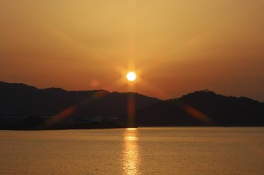 Denizin üzerinde güzel bir gün batımı. Kagawa, Japonya