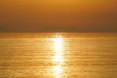 Denizin üzerinde güzel bir gün batımı.