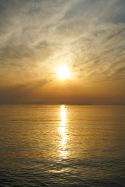 Denizin üzerinde güzel bir gün batımı.