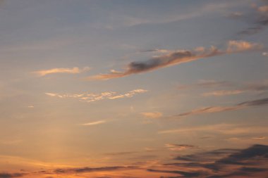 Gün batımında bulutlu güzel ve dramatik bir gökyüzü