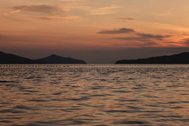 Güzel ve dramatik bir gökyüzü, gün batımında deniz üzerinde bulut.