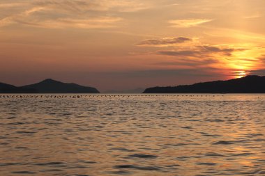 Güzel ve dramatik bir gökyüzü, gün batımında deniz üzerinde bulut.