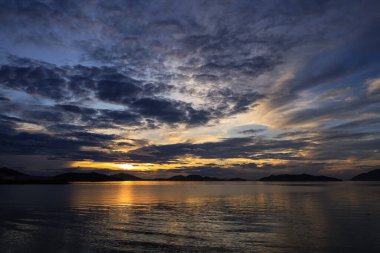 Güzel ve dramatik bir gökyüzü, gün batımında deniz üzerinde bulut.
