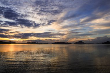 Güzel ve dramatik bir gökyüzü, gün batımında deniz üzerinde bulut.
