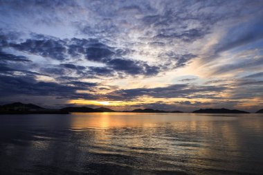 Güzel ve dramatik bir gökyüzü, gün batımında deniz üzerinde bulut.