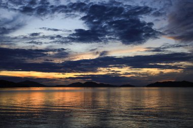 Güzel ve dramatik bir gökyüzü, gün batımında deniz üzerinde bulut.