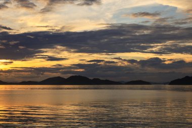 Güzel ve dramatik bir gökyüzü, gün batımında deniz üzerinde bulut.