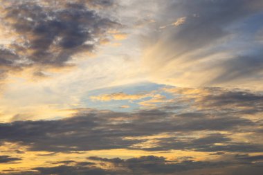 Gün batımında bulutlu güzel ve dramatik bir gökyüzü
