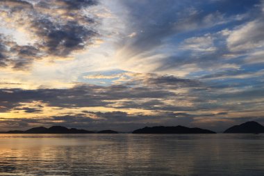 Güzel ve dramatik bir gökyüzü, gün batımında deniz üzerinde bulut.