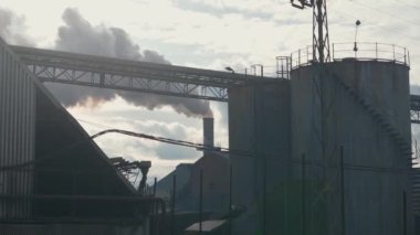 Fabrika kirliliği ve dumanı bacadan dışarı atıyor. Şehirlerde çevresel sorun. Yavaş çekim
