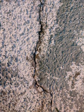 Kırık bir yüzeye yakın plan beyaz boya ve açık yeşil kaplama, pürüzlü dokular ve kusurlar gösteriyor. Grunge özgeçmişi ya da tasarım referansları için uygundur