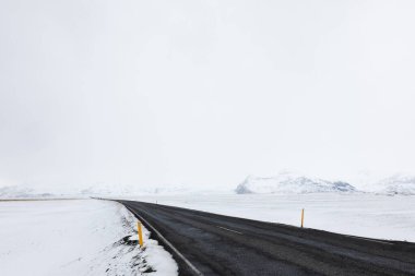 Kışın Güney İzlanda 'nın Donmuş Karlı Toprakları' nda Yol Gösterici