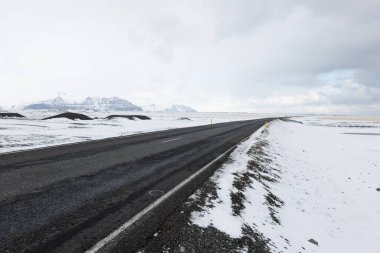 Kışın Güney İzlanda 'nın Donmuş Karlı Toprakları' nda Yol Gösterici