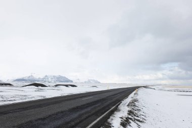 Kışın Güney İzlanda 'nın Donmuş Karlı Toprakları' nda Yol Gösterici