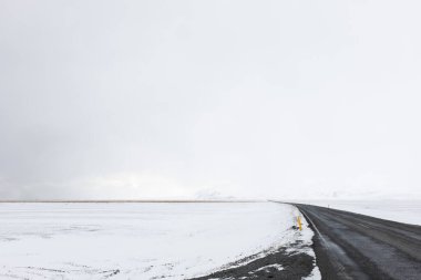 Kışın Güney İzlanda 'nın Donmuş Karlı Toprakları' nda Yol Gösterici