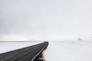 Kışın Güney İzlanda 'nın Donmuş Karlı Toprakları' nda Yol Gösterici