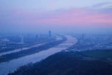 Leopoldsberg 'den Viyana' ya doğru Pembe Bulutlu Gökyüzü ile Tuna silueti
