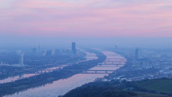Widok Leopoldsberg Kierunku Wiedeńskiej Panoramy Dunaju Różowym Chmurnym Niebem Zmierzchu — Zdjęcie stockowe