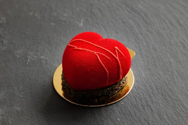 Heart Shaped Red Valentines Day Cake Dessert Stockafbeelding