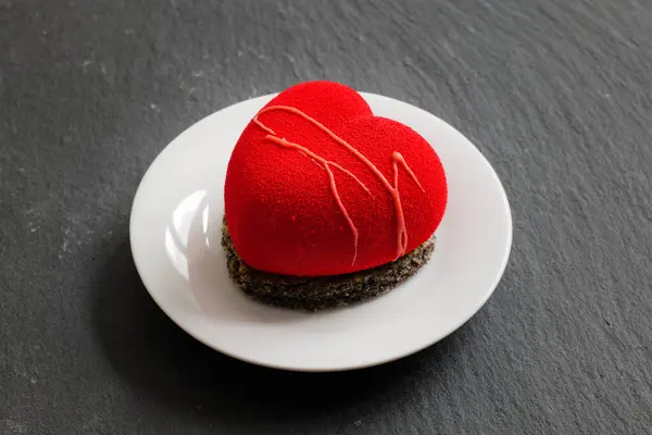 Heart Shaped Red Valentines Day Cake Dessert Stockfoto