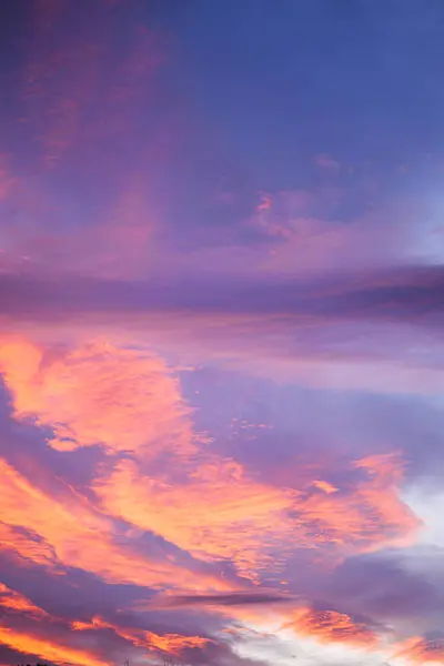 Kleurrijke Roze Oranje Wolken Blauwe Avondlucht Rechtenvrije Stockfoto's