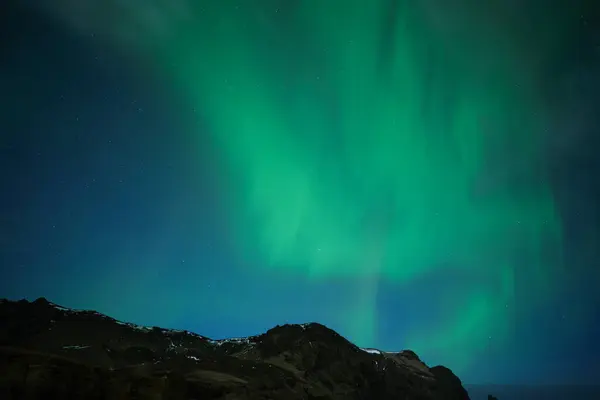 Nachtelijke Hemel Met Kleurrijke Aurora Boven Bergen Zuid Ijsland Rechtenvrije Stockfoto's