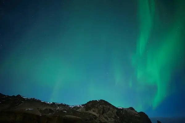 Nachtelijke Hemel Met Kleurrijke Aurora Boven Bergen Zuid Ijsland Stockafbeelding