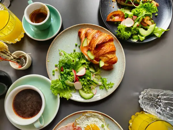 Ontbijtborden Met Ham Eieren Croissant Borden Koffie Stockafbeelding