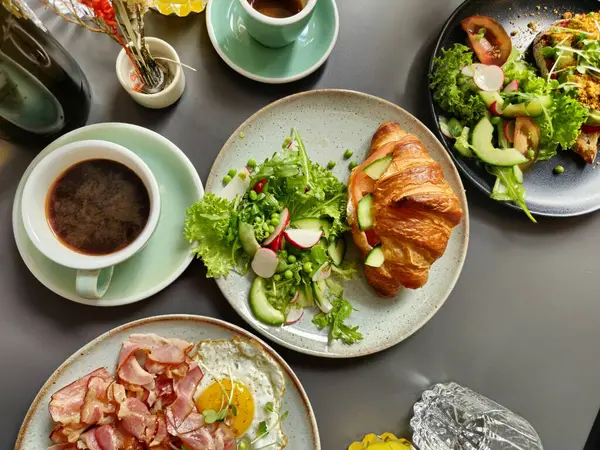 Ontbijtborden Met Ham Eieren Croissant Borden Koffie Stockfoto