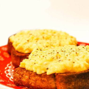 Kızarmış ekmek, tereyağlı omlet ve kızarmış ekmek.