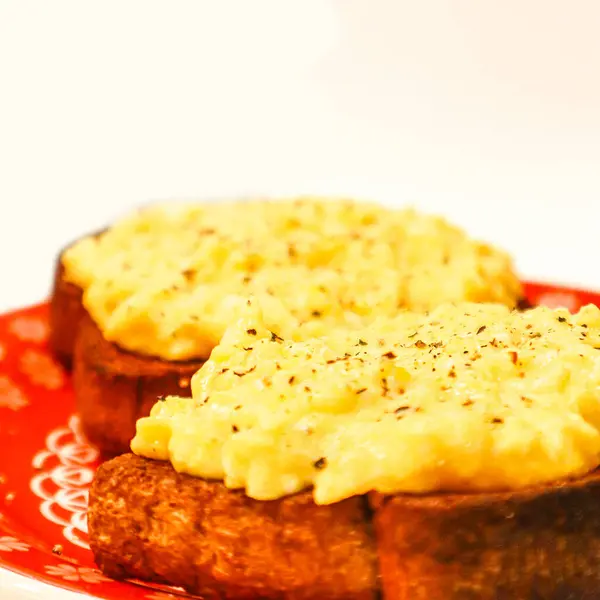 Kızarmış ekmek, tereyağlı omlet ve kızarmış ekmek.
