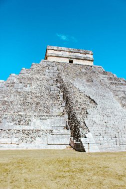 Yucatan yarımadasındaki chichen itza piramidi.