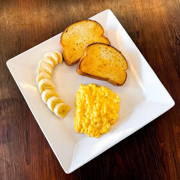 Çırpılmış yumurta, muz ve tost ile kahvaltı.