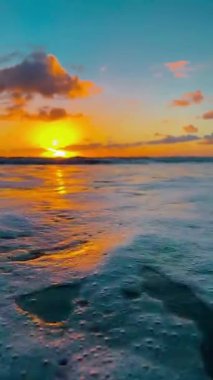 Okyanusta güzel bir gün doğumu Cancun Sahili Meksika 'da