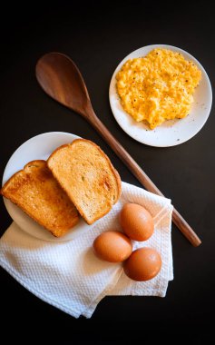 Kahvaltı tabağı, yumurta ve tost.