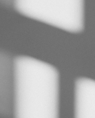 Pencerenin Siyah ve Beyaz Kaplama Gölgesi beyaz arkaplana yansıtılıyor