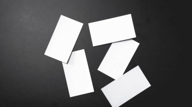 Tasarım modeli için ham karıştırılmış kartvizit kompozisyonu