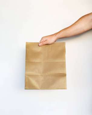 Lokanta modellemesi için beyaz arka planda boş alanı olan kahverengi kağıt çanta.