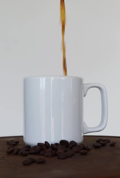 Porcja Kawy Białym Kubku Ziarnem Kawy Białym Tle — Wideo stockowe