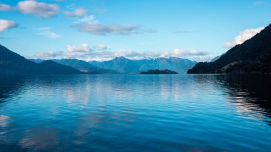 Alaska 'da dağlarla çevrili güzel bir göl görüntüsü.