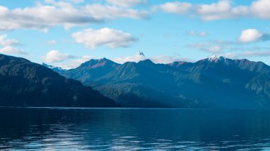 Göl ve dağlarla dolu güzel bir manzara.