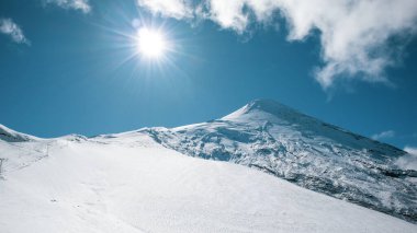 Kar kışın etna dağını kapladı. İtalya.