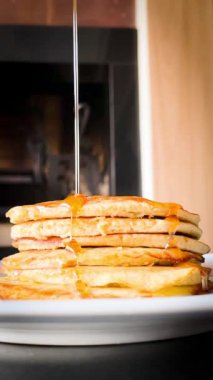 Tereyağlı krep üzerine akçaağaç şurubu dök.