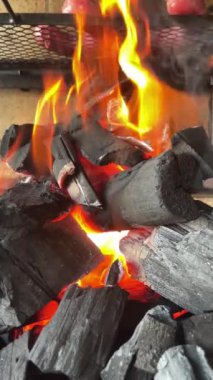 Barbekü Izgara Ateşi Sıcak Közler Yavaş Çekimde Yanan Kömür Alevi