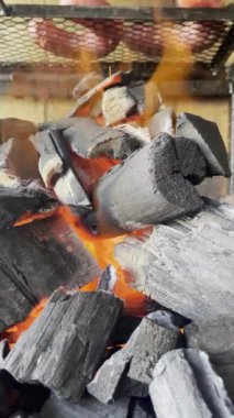 4K 'da ızgara ızgara kızgın közler yanan kömür alevi.