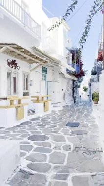 Mykonos, Yunanistan - 01 Haziran 2025: Yunanistan 'ın Mykonos Güzel Adası' nda Yürüyüş